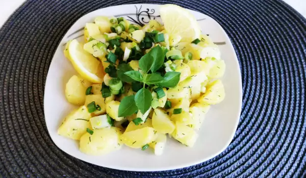 Картофельный салат с зеленым луком и лимоном
