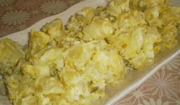 Немецкий картофельный салат с яйцами и огурцами