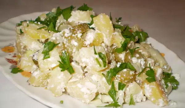 Картофельный салат с луком-пореем и сыром