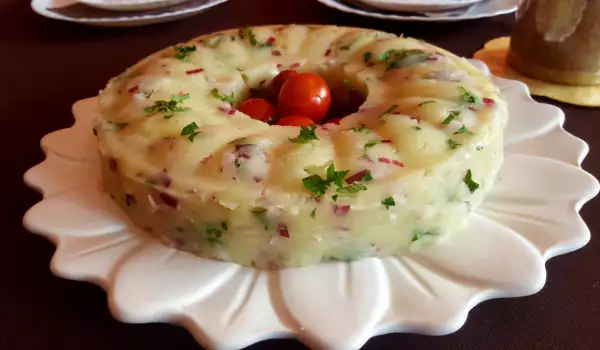 Картофельный салат в форме для кекса
