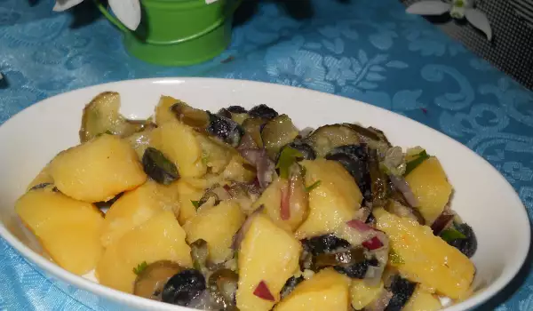 Картофельный салат с солеными огурцами и оливками