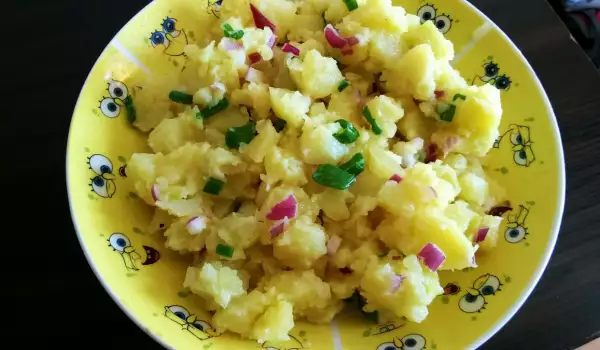 Картофельный салат с 2 видами лука