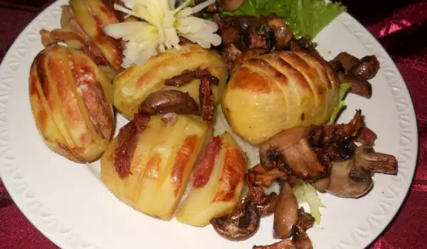 Картофель с беконом и грибами в духовке