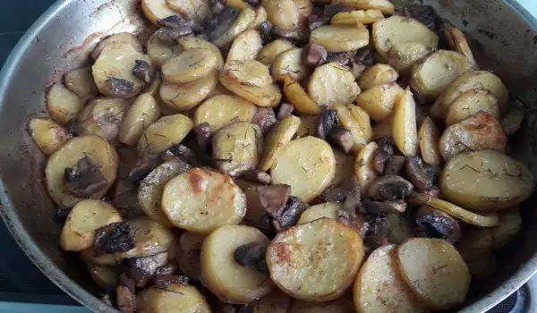 Картошка в духовке с грибами и сливочным маслом