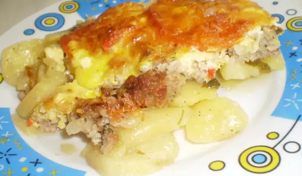 Картошка с фаршем и помидорами в духовке