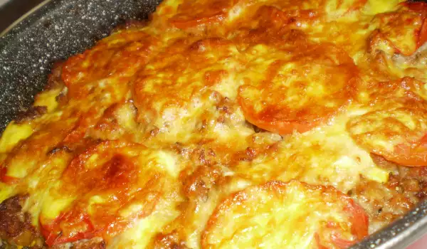 Картошка с фаршем и помидорами в духовке