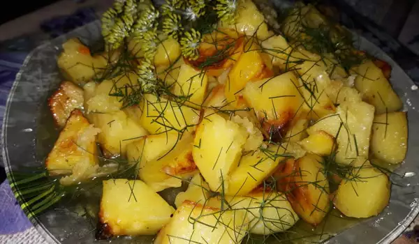 Тушеный картофель с укропом и чесноком в духовке
