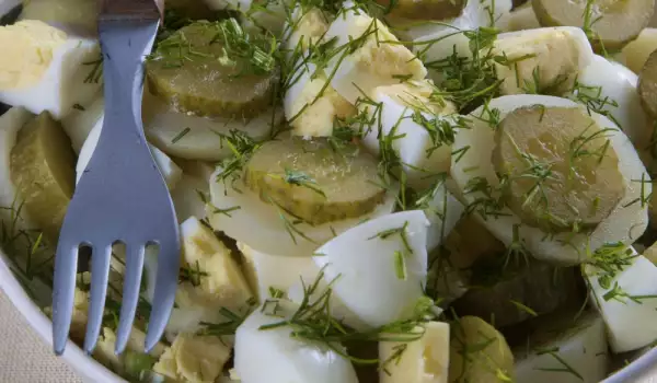 Картофельный салат с кислыми огурчиками