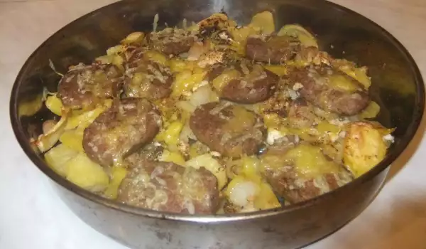 Запеченный картофель с твердым сыром и тефтелями в духовке