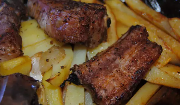 Тушеный картофель с ребрышками в духовке