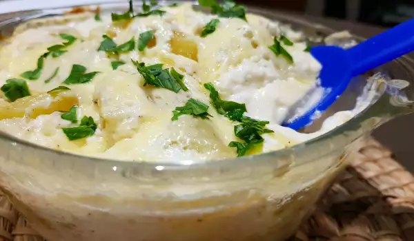Картофель в жаропрочной кастрюле со сливками