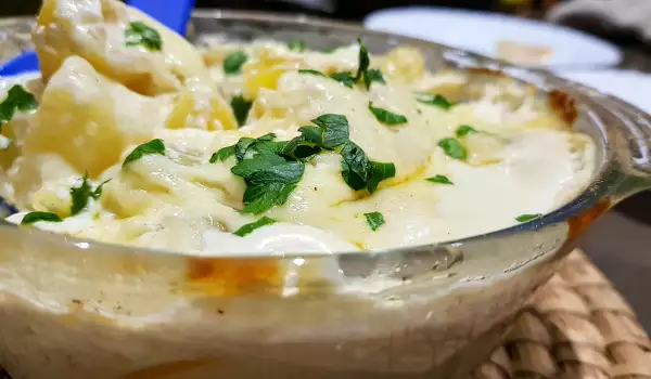 Картофель в жаропрочной кастрюле со сливками