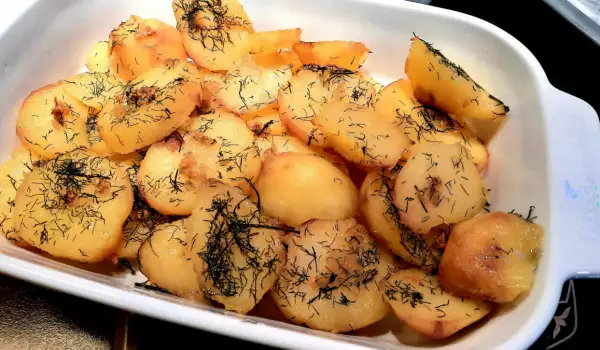Картофель соте с чесноком и укропом в духовке