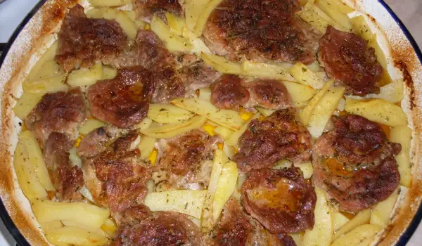 Картофель со свининой в духовке