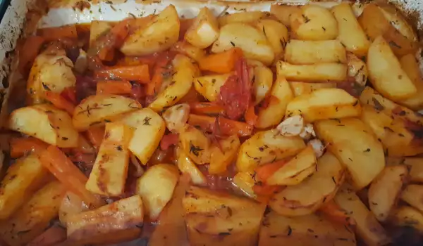 Картофель с морковью в духовке