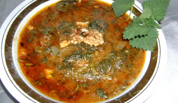 Весенняя каша из крапивы и грецких орехов