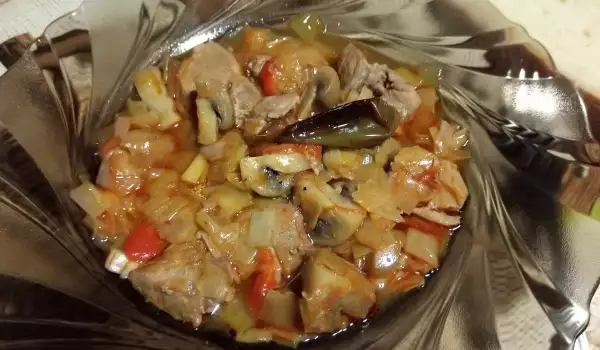 Каварма со свининой и луком-пореем в глиняном горшке