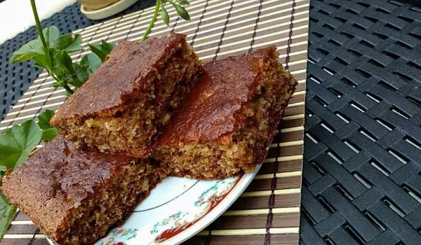 Кекс с грецкими орехами, медом и маслом