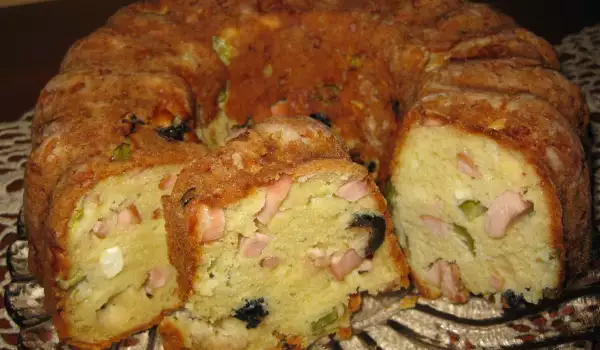 Соленый кекс с колбасой и оливками