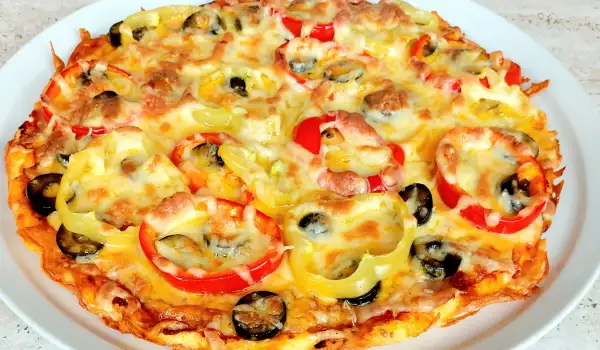 Кето-пицца с коржом из сливочного сыра и яйцами