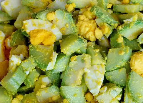 Кето салат с авокадо и яйцами