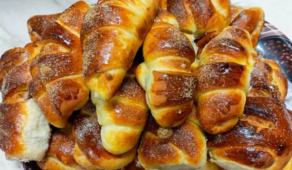 Маленькие и большие сдобные булочки