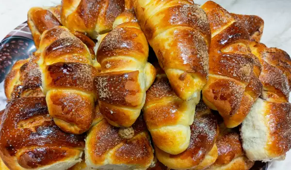 Маленькие и большие сдобные булочки