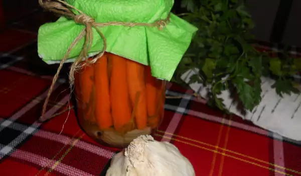 Маринованная кислая морковь с чесноком