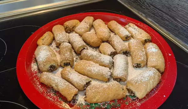Рождественские сладкие трубочки с корицей и грецкими орехами