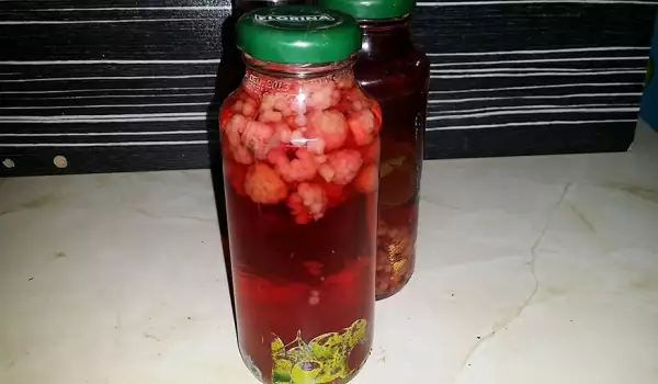 Компот из малины в бутылках