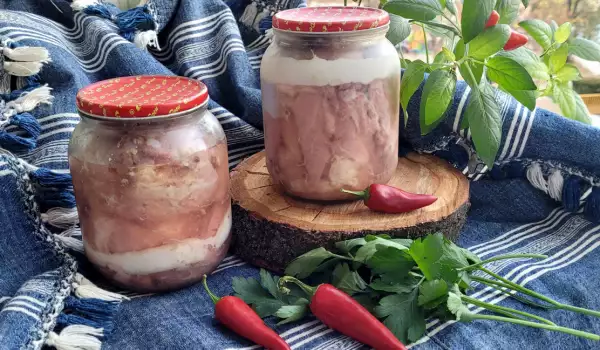 Консервированная свинина в банках