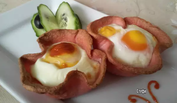Колбасные корзинки с яйцом в духовке