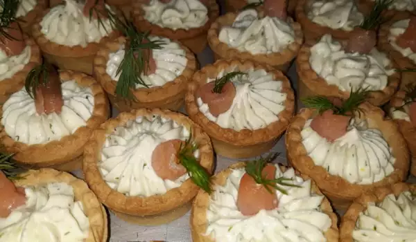 Тарталетки с семгой и сливочным сыром