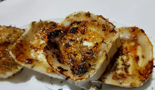 Запеченный козий сыр с медом и тимьяном