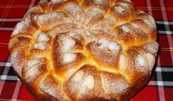 Сдобный хлеб–вертушка на Пасху