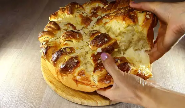 Сдобный хлеб–вертушка на Пасху