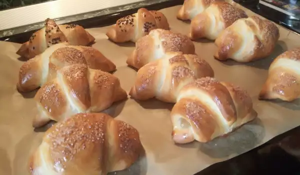 Пасхальные рогалики с ореховой начинкой