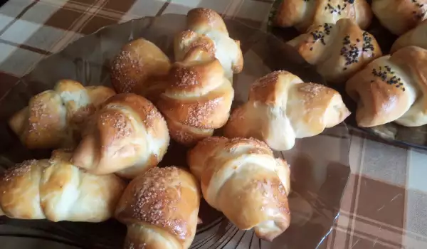Пасхальные рогалики с ореховой начинкой