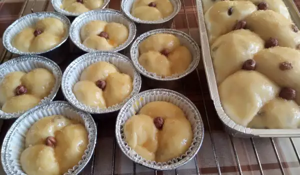 Маффины с изюмом из теста для кулича