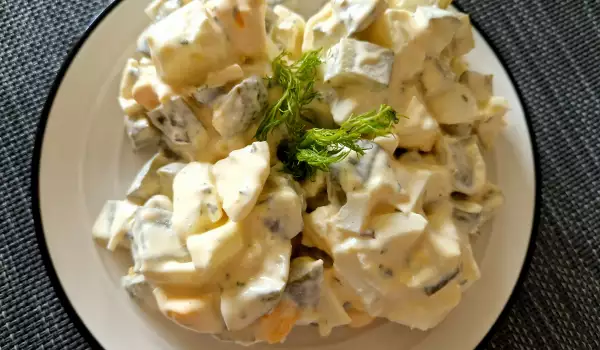Салат с кислыми огурчиками и яйцами
