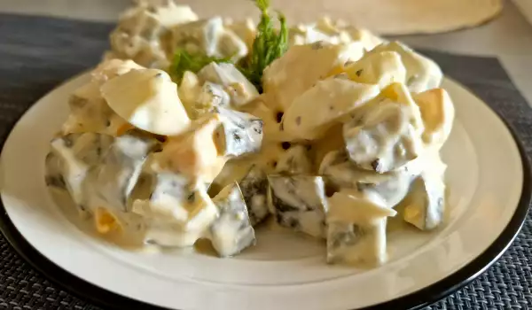 Салат с кислыми огурчиками и яйцами