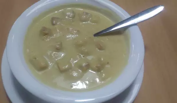 Низкокалорийный крем-суп из гороха с сухариками