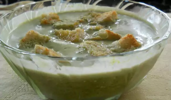 Крем-суп из шпината с гренками и сметаной