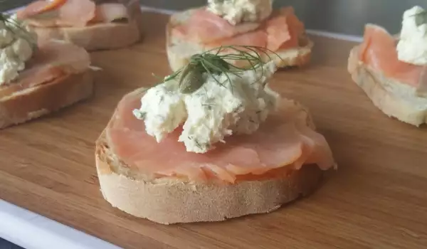 Кростины со сливочным сыром и лососем