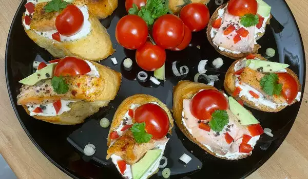 Кростини со сливочным сыром, семгой и помидорками черри