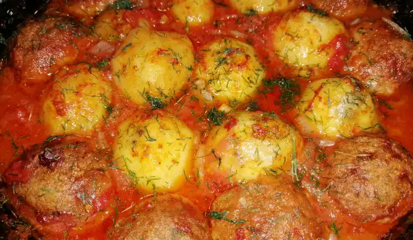 Тефтели с картошечкой и томатным соусом в духовке