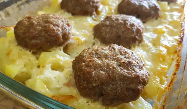 Фрикадельки с картофелем, сливками и плавленым сырком в духовке