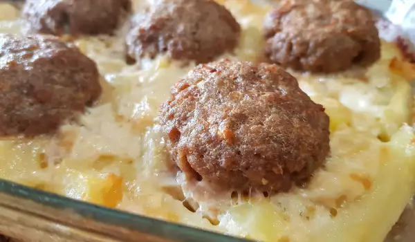 Фрикадельки с картофелем, сливками и плавленым сырком в духовке
