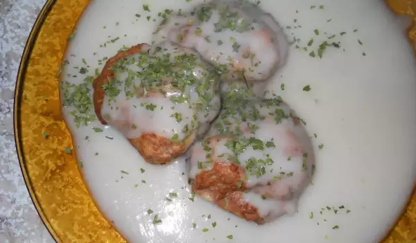 Фрикадельки с белым соусом в духовке.