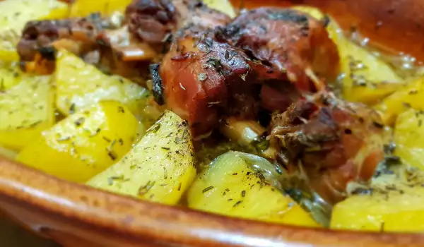 Ягнятина с картошкой в глиняном горшке